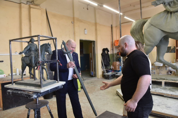 «Получается по-настоящему величественным»: мэр Омска Шелест показал будущий памятник Бухгольцу