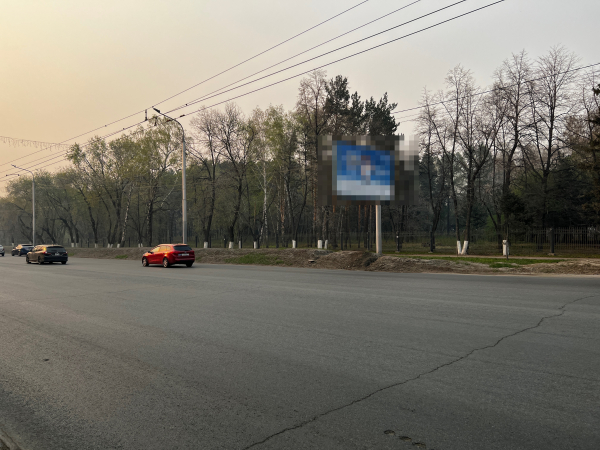С Красного Пути в Омске убрали сгнивший придорожный забор за 2,7 миллиона рублей