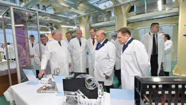 Мишустин осмотрел в Сарове самую мощную в мире лазерную установку