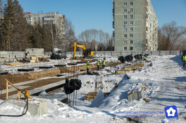 Минстрой показал кадры со стройки нового медучреждения в Омском районе