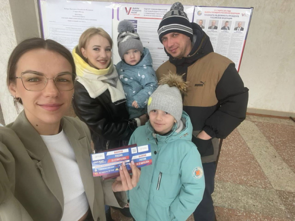 Всей семьей: омские ВИПы создали тренд на выборах президента