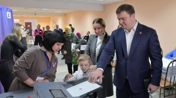 Всей семьей: омские ВИПы создали тренд на выборах президента