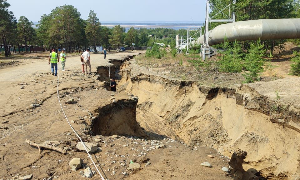 Дороги превратились в реки, ушла под воду часть трассы